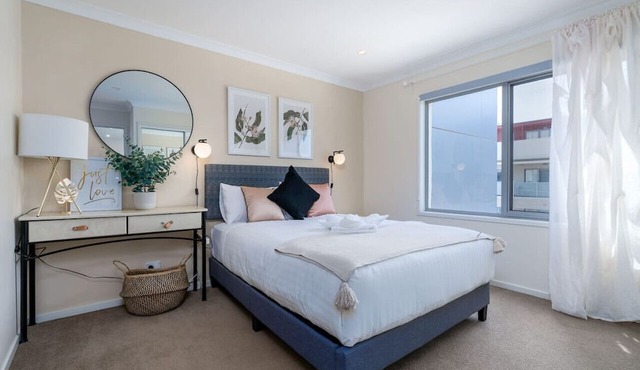 Cosy 2BR Close to Light Rail