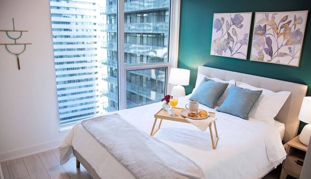 Luxury Downtown Condo, Steps to CN Tower