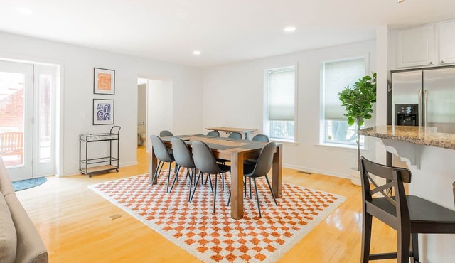 Brush Park Flats | Walk to Stadiums | Sleeps 9
