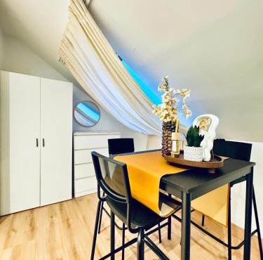 Comfortable Private Rooms in a 5-Bedroom Apartment Close to the Train Station