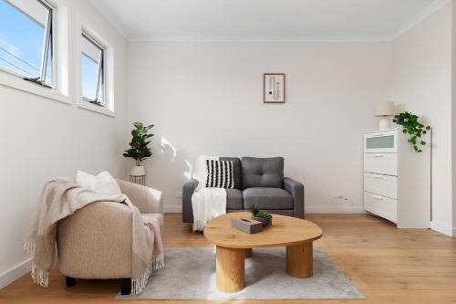 Boutique Townhouse near The Glen by Live Local